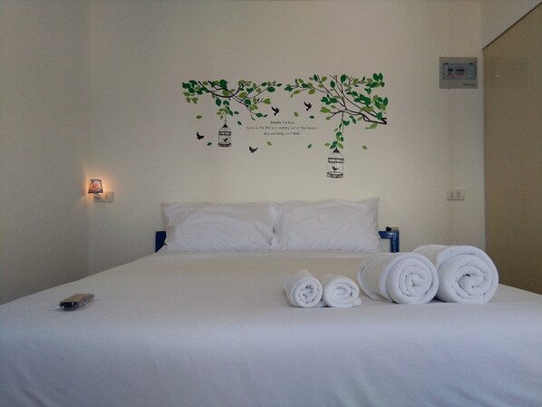 Beach Cottage | In-room safe, desk, bed sheets