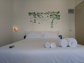 Beach Cottage | In-room safe, desk, bed sheets