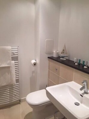 Baignoire et douche séparées, articles de toilette gratuits