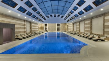 9 piscines couvertes, 3 piscines extérieures, parasols de plage