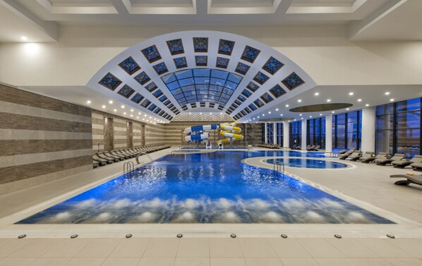 9 albercas techadas, 3 albercas al aire libre y sombrillas en la alberca