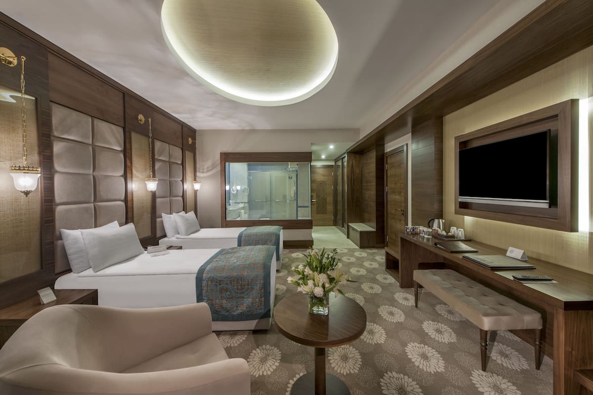 Deluxe Superior Room (with balcony ) | Minibar, caja de seguridad en la habitación y insonorización