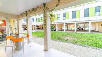 Petit déjeuner buffet servi tous les jours en supplément