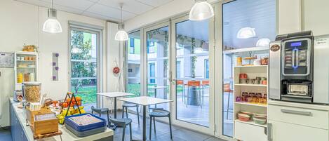 Petit déjeuner buffet (9 EUR par personne)