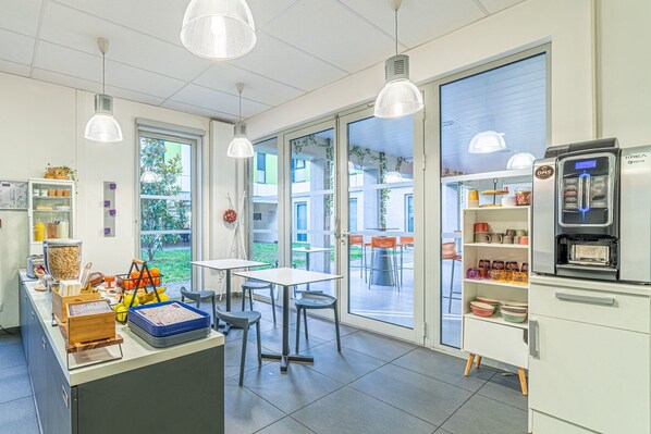 Desayuno buffet diario (EUR 9 por persona)