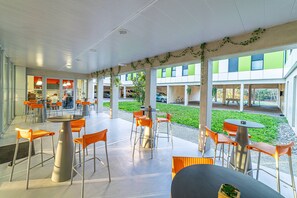 Tägliches Frühstücksbuffet (7 EUR pro Person)