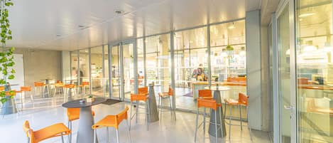 Tägliches Frühstücksbuffet (9 EUR pro Person)