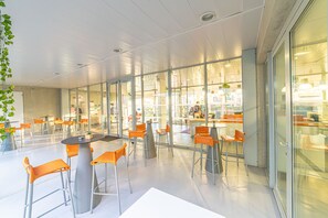 Desayuno buffet diario (EUR 9 por persona)