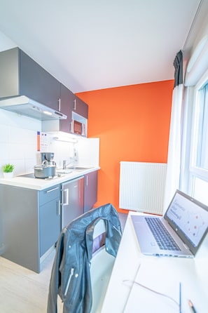 Kühlschrank, Mikrowelle, Herdplatte, Kochgeschirr/Geschirr/Besteck