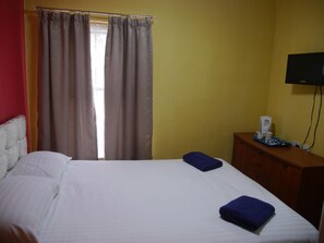 Muebles diferentes y ropa de cama