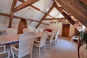 Family Suite | Living area | Flat-screen TV - Centre of Britain Hotel & Restaurant (Haltwhistle)