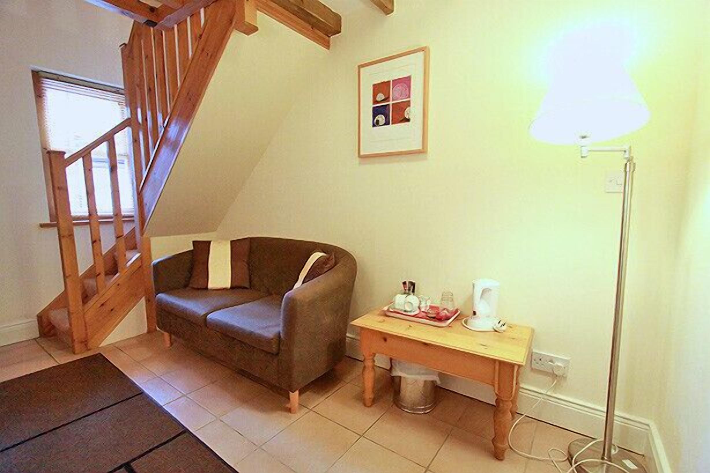 superior twin room | living area | flat-screen tv