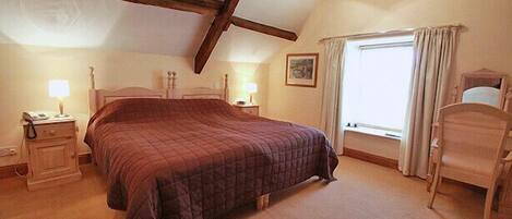 Habitació amb dos llits individuals superior | Caixa forta a l'habitació i wifi gratuïta