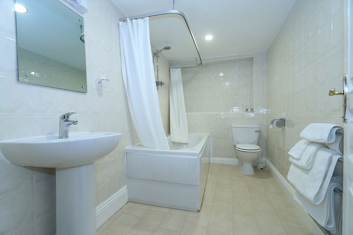 standard double room | bathroom | free toiletries, hair dryer, towels