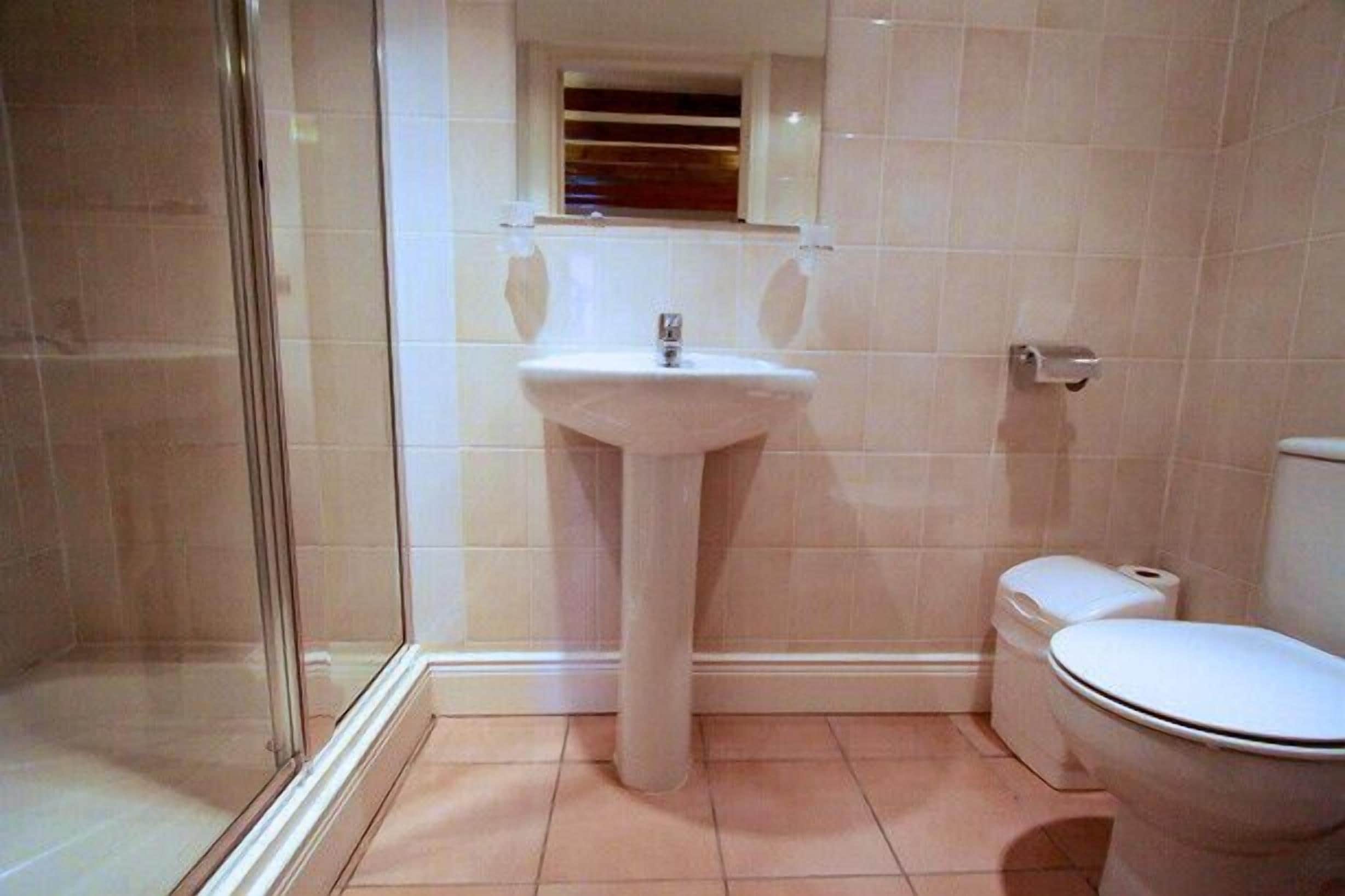 standard twin room | bathroom | free toiletries, hair dryer, towels