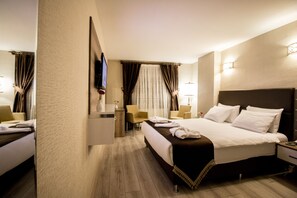 Quarto empresarial | Frigobar, cofres nos quartos, escrivaninha