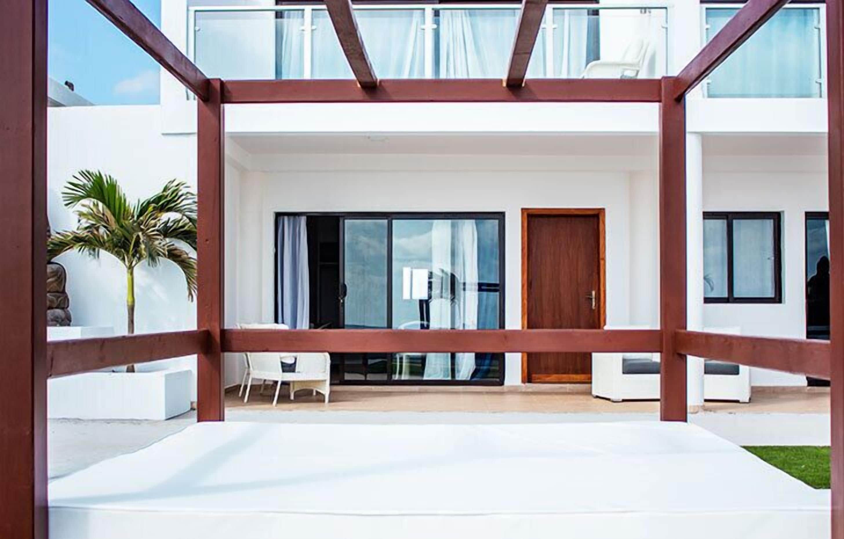 Quarto casal, terraço, vista para o oceano | Frigobar, cofres nos quartos, Wi-Fi de cortesia, roupa de cama