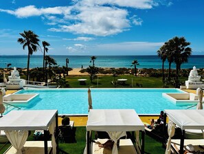 Alberca al aire libre y camastros