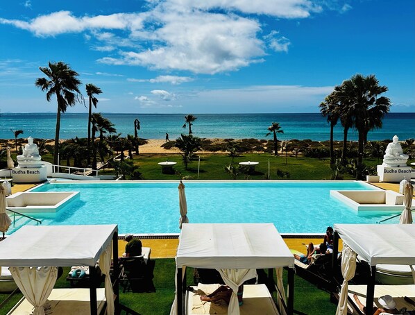 Outdoor pool, pool loungers - Hotel LIVVO Budha Beach (Sal)