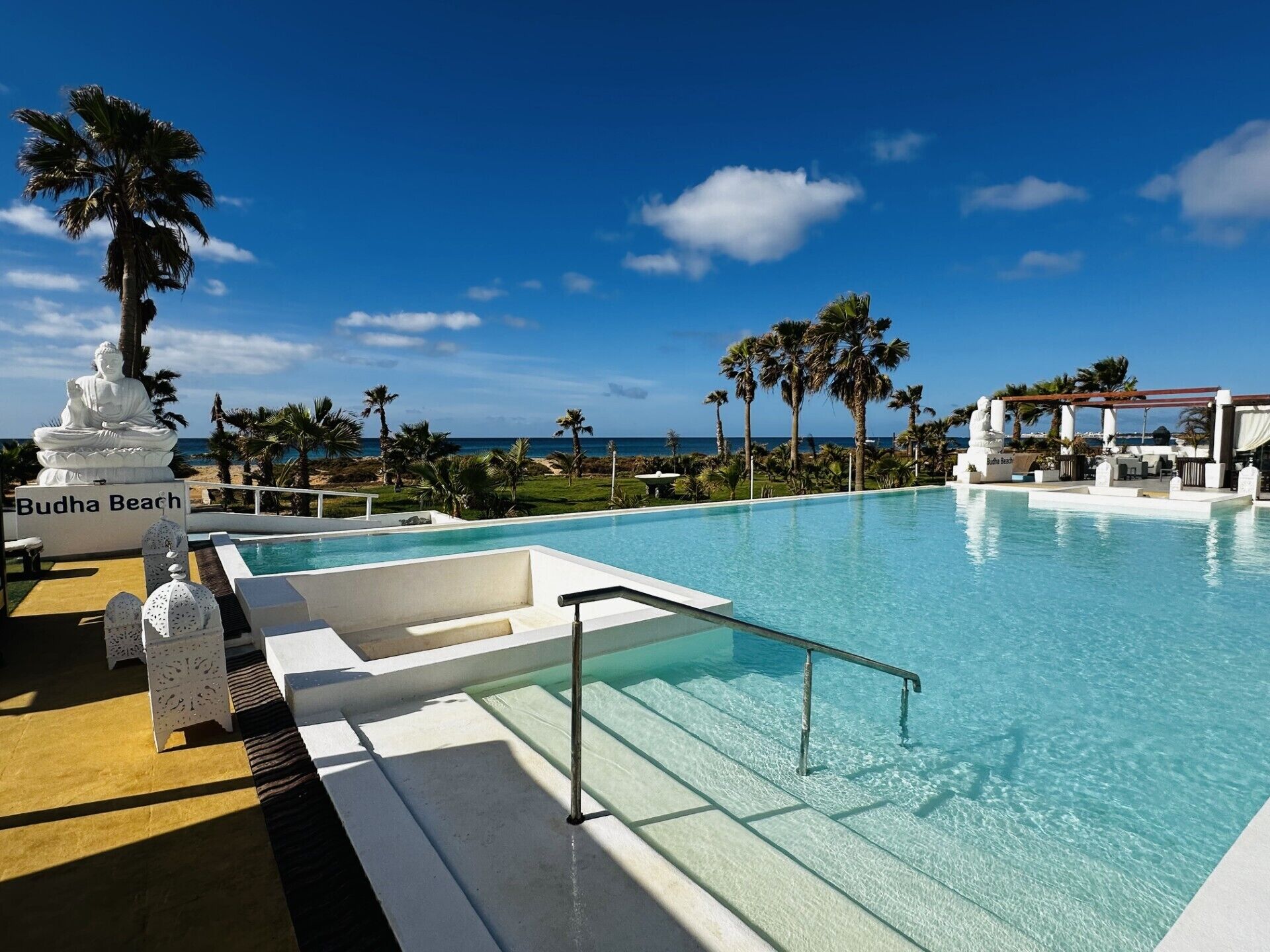 Piscine extérieure, chaises longues