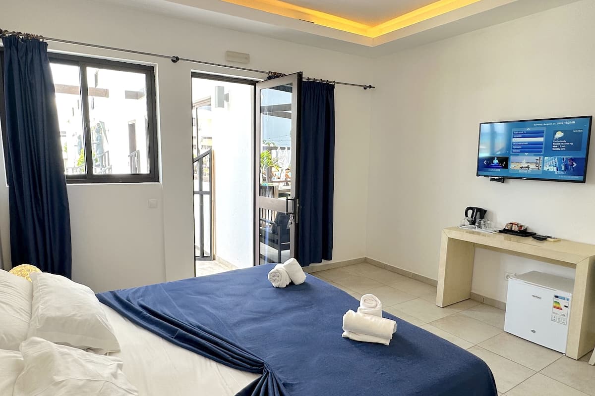 Double Room | 1 bedroom, minibar, in-room safe, free WiFi
