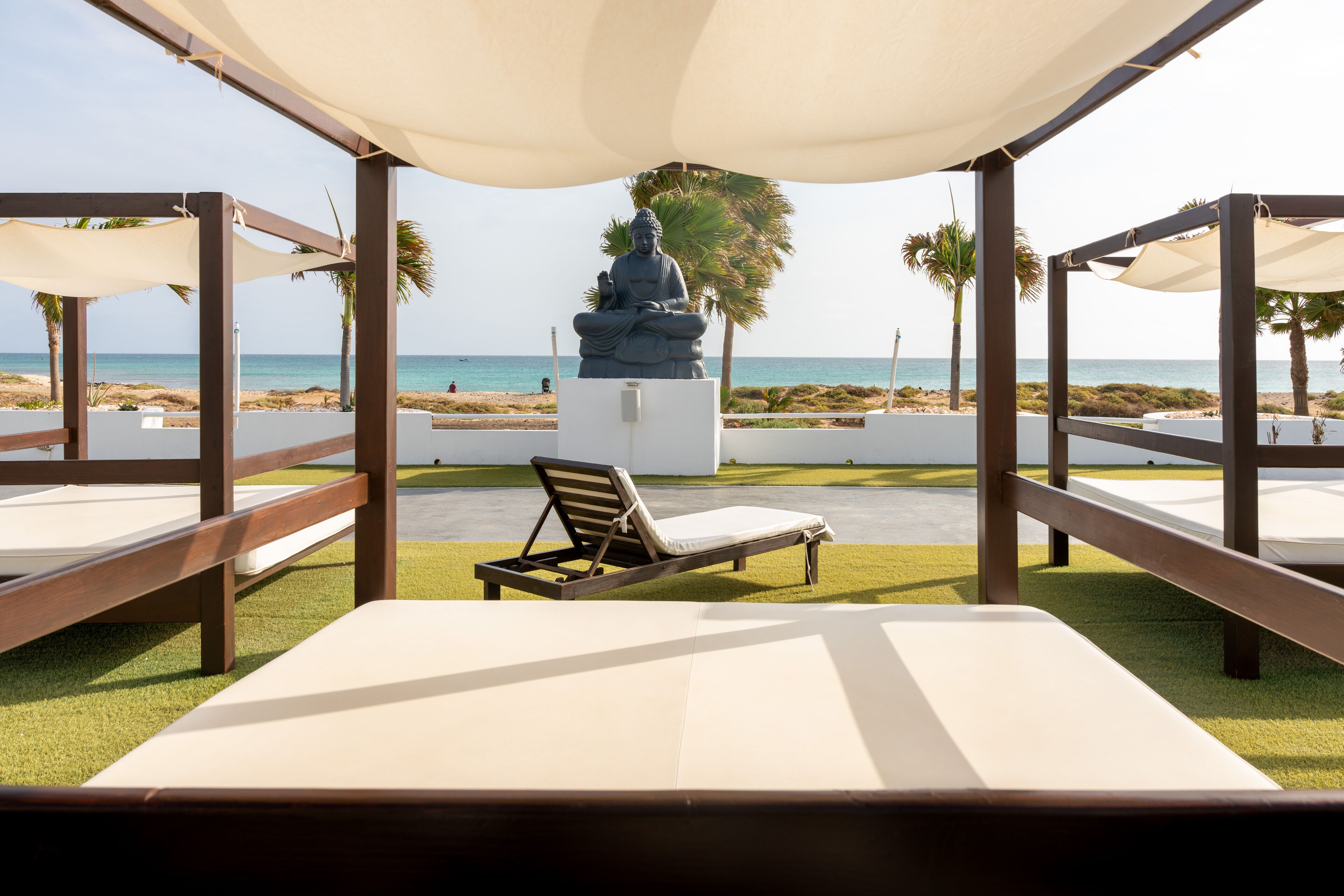 outdoor pool, pool loungers