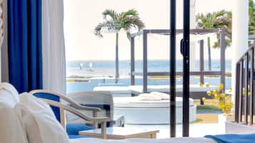 Tweepersoonskamer, terras, uitzicht op oceaan | Een minibar, een kluis op de kamer, gratis wifi, beddengoed