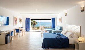 Minibar, caja de seguridad en la habitación, wifi gratis y ropa de cama