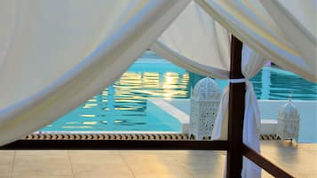 Una piscina al aire libre, tumbonas