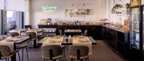Desayuno buffet diario (EUR 16 por persona)