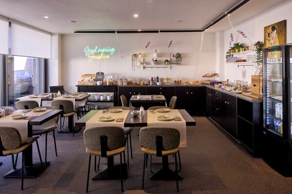 Petit déjeuner buffet (16 EUR par personne)