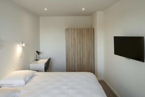 Hypo-allergenic bedding, pillow-top beds, in-room safe - Alpha Hotel (Tienen)