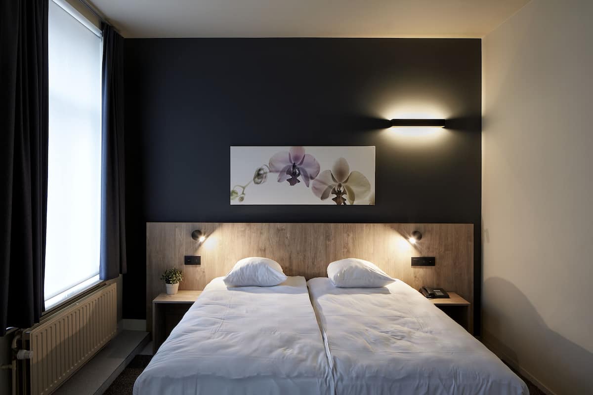 suite | hypo-allergenic bedding, pillow-top beds, in-room safe