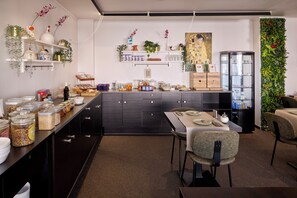 Petit déjeuner buffet (16 EUR par personne)