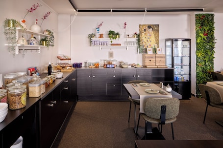 Desayuno buffet diario (EUR 16 por persona)