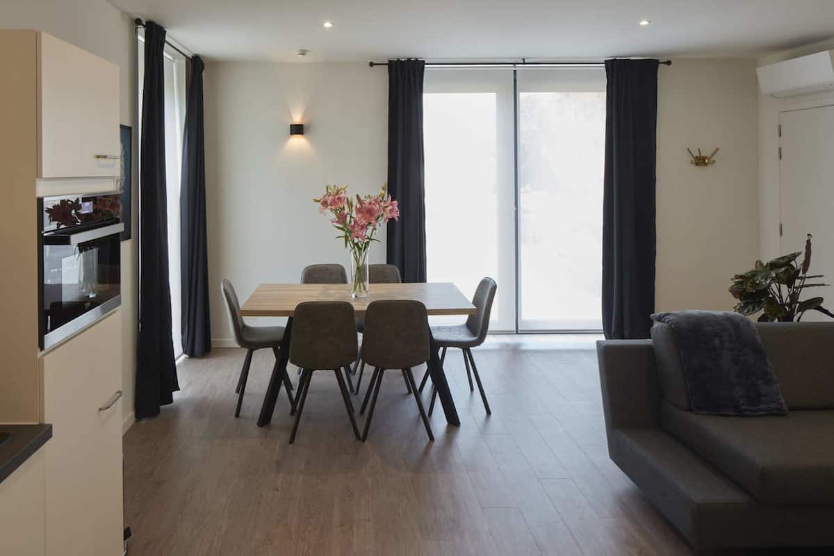 deluxe apartment | hypo-allergenic bedding, pillow-top beds, in-room safe