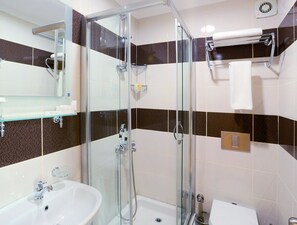 Shower, rainfall showerhead, free toiletries, hair dryer - Hotel Expocity Istanbul (Istanbul)