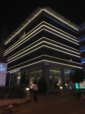 Front of property – evening/night - Hotel Expocity Istanbul (Istanbul)