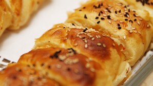 Une assiette de petits pains fraîchement cuits, parsemés de graines de sésame.