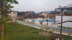 Ein Wohngebiet mit Schwimmbad, Häusern und einer Straße.
