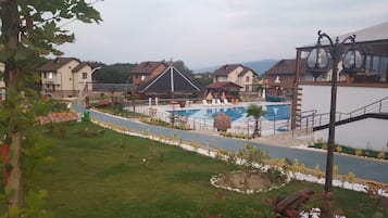 Piscine extérieure, parasols de plage, chaises longues