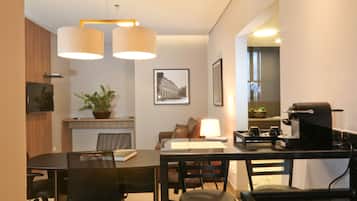 Platinum Double - Double bed | Living area | 40-inch flat-screen TV with cable channels, TV