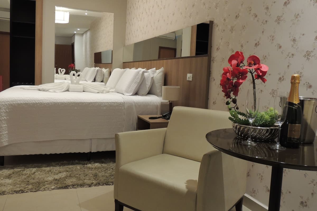 Ruby Double - Double bed | Minibar, in-room safe, desk, blackout drapes