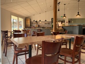 Buffet déjeuner servi les fins de semaine (8.30 EUR par personne)