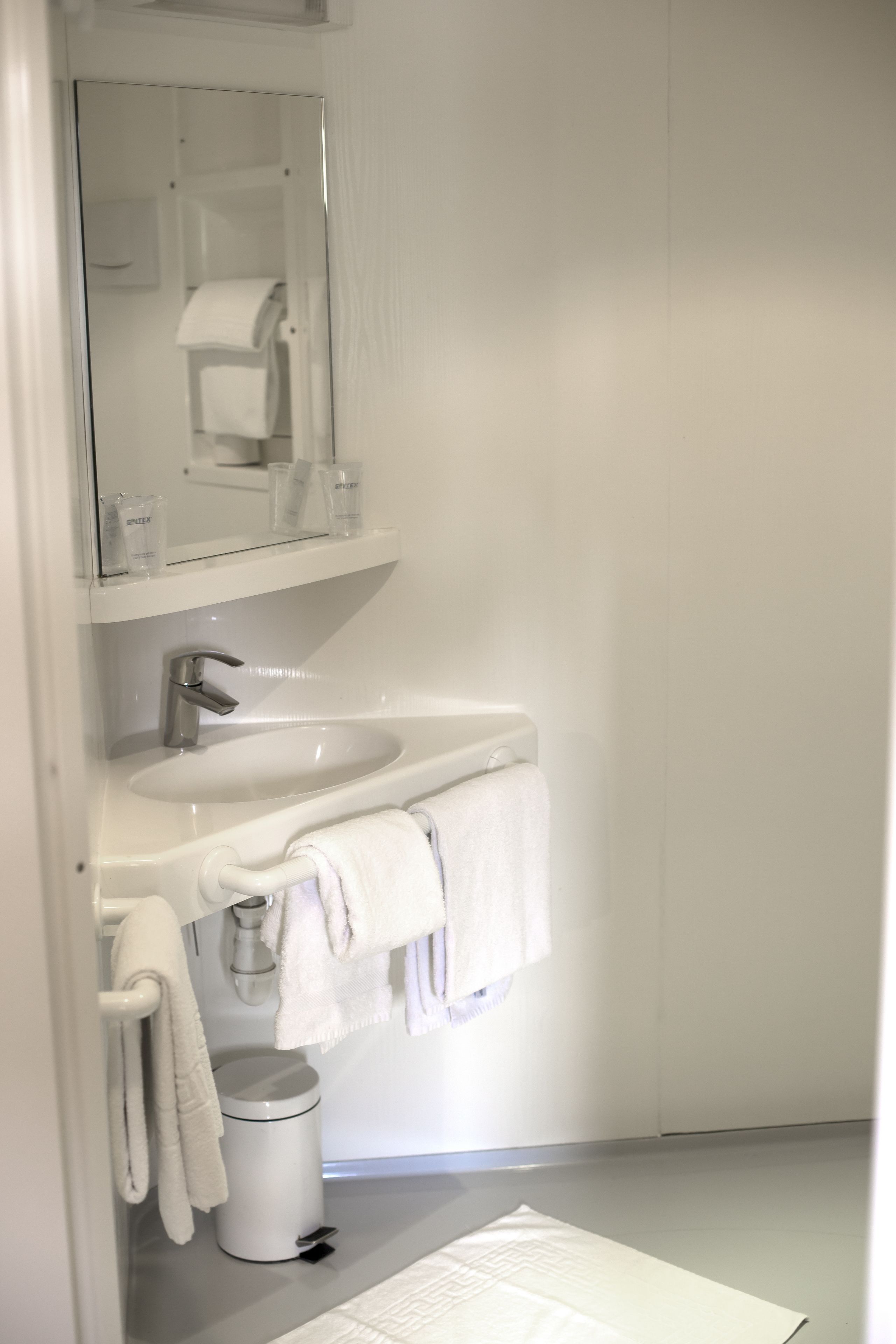 classic double room, accessible | bathroom | shower, free toiletries, towels