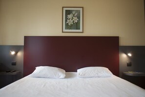 客室ごとに異なる装飾、客室ごとに異なるインテリア、デスク、ノートパソコン用作業スペース