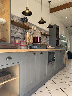 Petit déjeuner buffet servi en supplément les week-ends