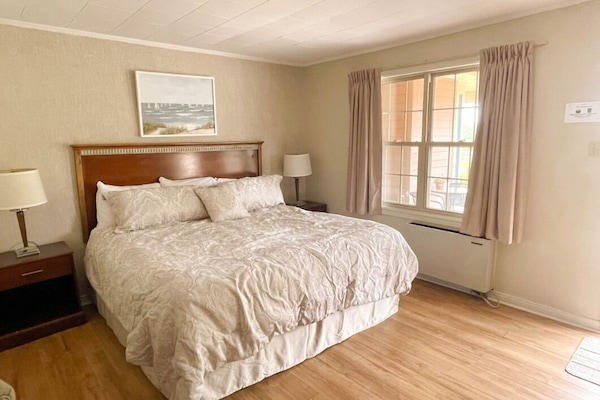Single Room | Individually decorated, blackout drapes, iron/ironing board, free WiFi