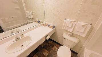 Duschwanne, kostenlose Toilettenartikel, Haartrockner, Handtücher