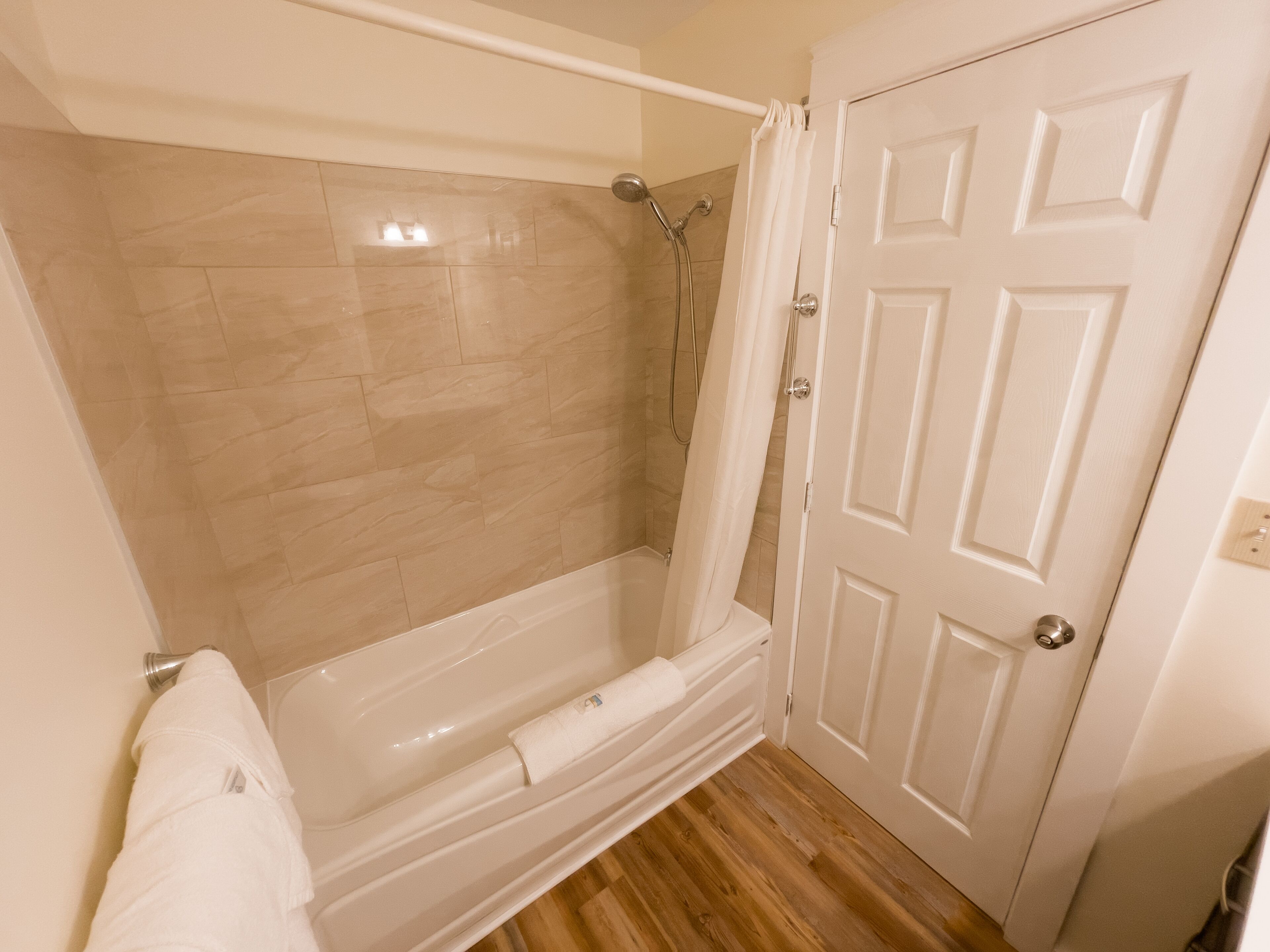 Chambre Classique, 2 lits doubles (Motel) | Salle de bain | Ensemble douche/baignoire, articles de toilette gratuits, sèche-cheveux